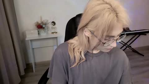 _meow_neko_ online show from May 1, 1:10 am