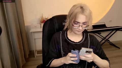 _meow_neko_ online show from May 4, 6:07 am