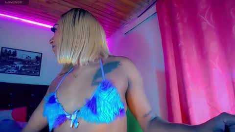 alondragill_ online show from April 26, 9:46 pm