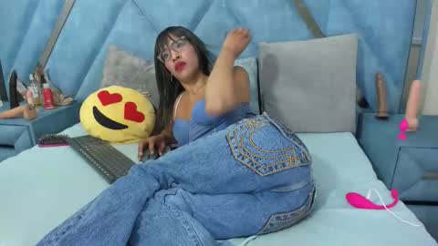 Monii Yi online show from May 2, 5:56 am
