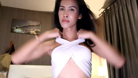 bee_thai online show from August 3, 8:48 pm