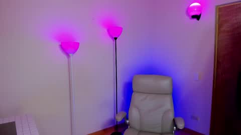 Snapshot of cata_n_cami chatting on February 21, 8:17 am cata_n_cami online show from February 21, 8:17 am