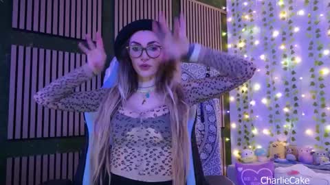 Charlie Cake online show from December 22, 6:18 am