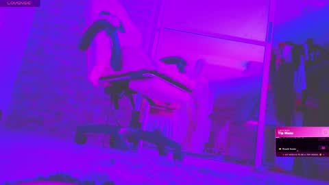 chloe_cooperr online show from May 7, 9:27 am
