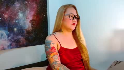 Snapshot of curvycherry4u chatting on October 22, 3:30 am C H E R R Y online show from October 22, 3:30 am