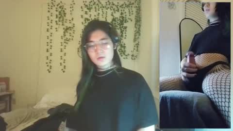 deciduousdoll online show from November 24, 7:10 am