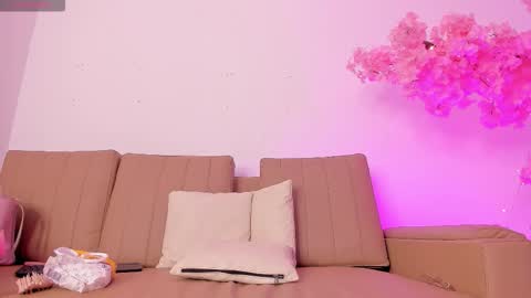 doll_isa_ online show from January 17, 7:10 pm