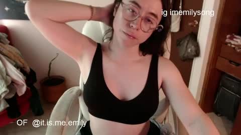 emily_pearl_ online show from May 8, 9:33 pm
