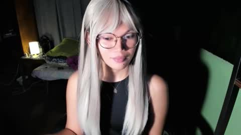 Snapshot of esilchan chatting on October 22, 2:24 am Chelliane online show from October 22, 2:24 am
