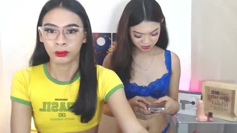 Snapshot of goddessnianxx chatting on October 22, 4:36 am Kyla and Nian online show from October 22, 4:36 am
