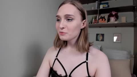 Mia online show from December 1, 7:11 am