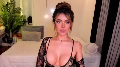 Snapshot of holee_laura chatting on October 21, 5:25 pm Ms. Laura online show from October 21, 5:25 pm