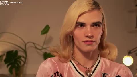 Snapshot of imkawaiiboi chatting on October 8, 6:31 pm sasha hethey online show from October 8, 6:31 pm