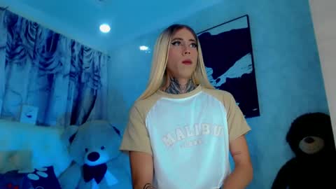 julia_bulette1 online show from June 14, 1:39 am