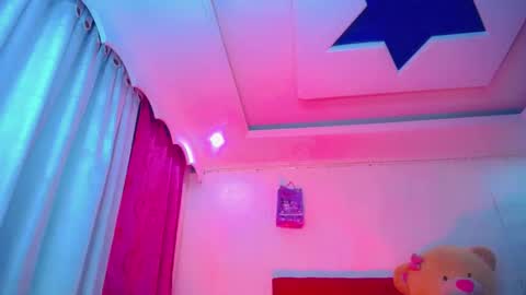 kayla_sexx online show from April 18, 12:01 am