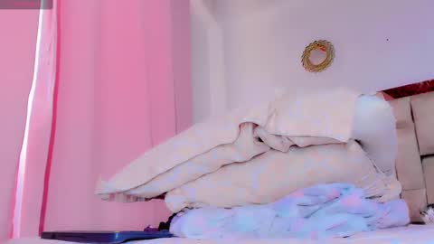 Snapshot of khloehot_dirty chatting on February 19, 6:43 pm KHLOE online show from February 19, 6:43 pm