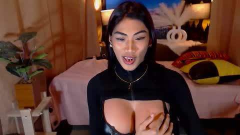 kiara_trans online show from April 6, 10:48 am