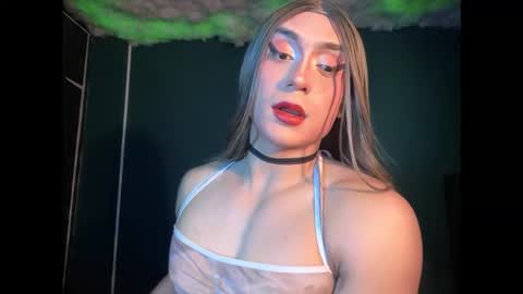 Layla   help me with your thumbs up its important  online show from January 11, 5:14 am