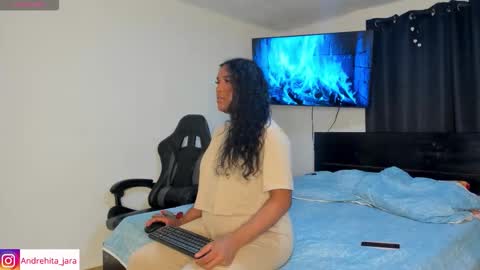 Snapshot of madisonbrunette_lxs chatting on October 22, 8:00 pm madison online show from October 22, 8:00 pm