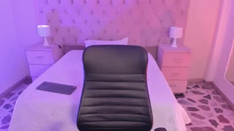 Maxine Minx online show from February 5, 11:32 pm