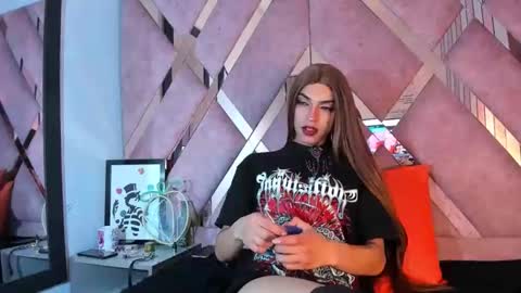 meghanqueen__ online show from May 1, 5:45 am