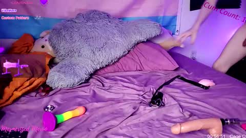 mesmerized_mowo online show from February 6, 1:22 am