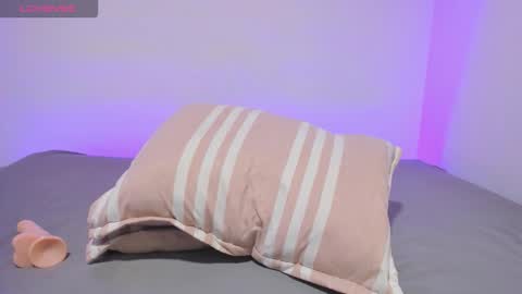 MIA INDEPENDENT MODEL  online show from January 10, 1:33 am