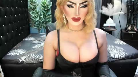Snapshot of misschannel4sub chatting on October 21, 9:49 pm PRIESTESS CHANNEL online show from October 21, 9:49 pm
