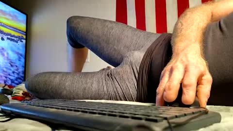 Snapshot of olewrench945706 chatting on October 18, 5:00 am Laura online show from October 18, 5:00 am