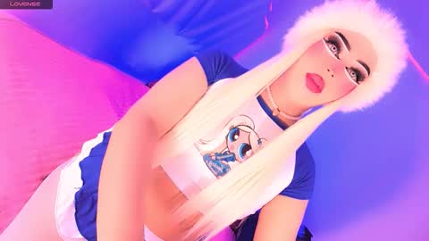 EMMA  KUYN  online show from March 16, 8:29 am