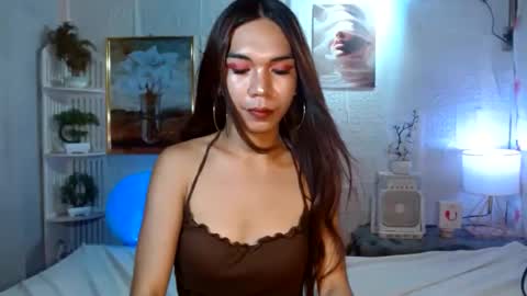 queennira online show from April 25, 7:23 am
