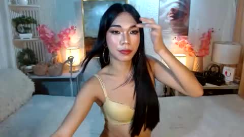 queennira online show from June 6, 7:37 am
