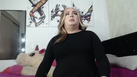 Snapshot of redvelvett22 chatting on October 12, 3:31 am redvelvett22 online show from October 12, 3:31 am