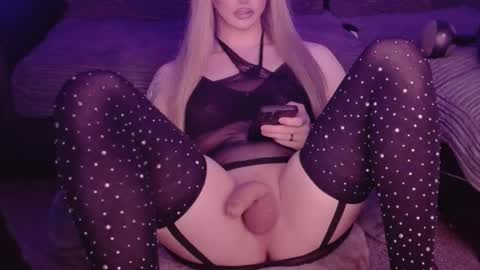 Sienna La Malfa online show from December 15, 4:01 pm