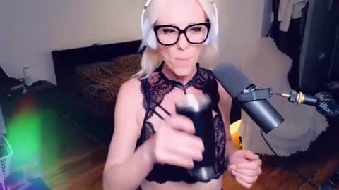 Ashleigh Mak online show from June 11, 12:10 am