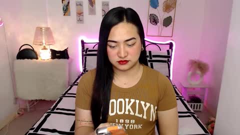 Queen Cyrine online show from February 15, 10:30 pm