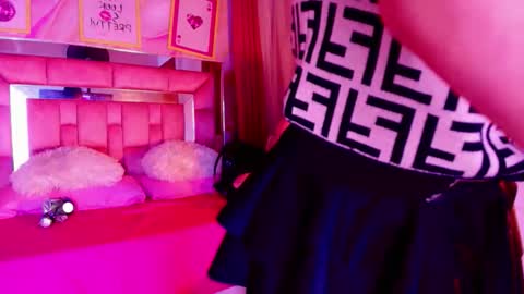Small Hot19 online show from April 25, 11:03 am