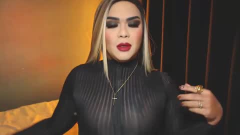 Snapshot of suckablecockoffreya chatting on December 18, 4:49 pm JADE ELYSE online show from December 18, 4:49 pm