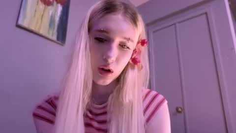 sweetcrystalll online show from August 7, 9:22 pm