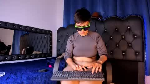 taveko_soler online show from April 1, 9:01 pm