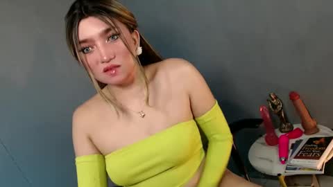 ellaine online show from December 17, 10:00 pm