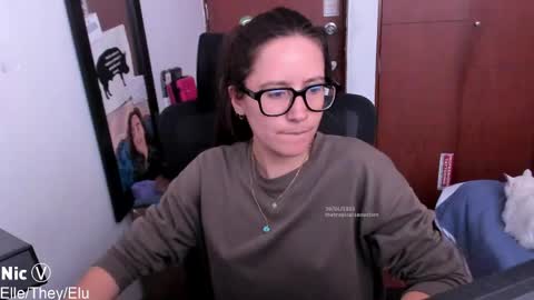 Nicole   TheyElleElu online show from April 30, 9:08 pm