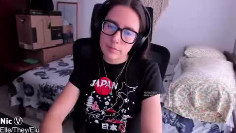 Nicole   TheyElleElu online show from June 18, 9:52 pm