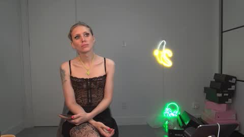 VelvetTGirl online show from March 17, 8:27 am