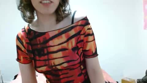 wherezmia online show from April 26, 8:01 am