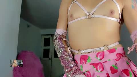Snapshot of xthesexyboyx chatting on February 4, 6:14 am Femboy Exotic online show from February 4, 6:14 am