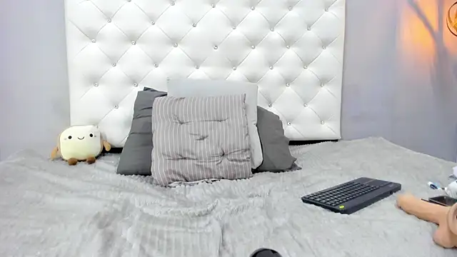 NICOLSKINNY1 online show from August 4, 9:53 pm