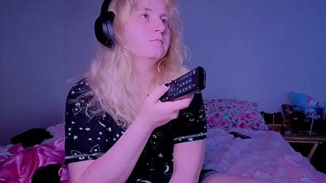 Glitch Witch online show from June 19, 10:31 am
