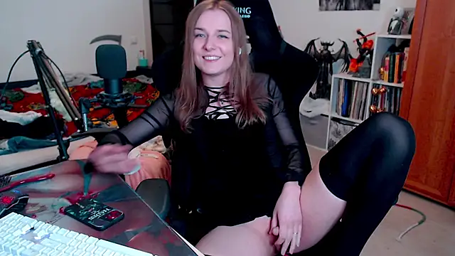 Snapshot of stellablondy chatting on December 17, 2:55 pm stellablondy online show from December 17, 2:55 pm