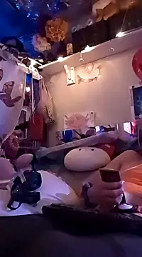 gurlnips online show from February 9, 1:46 pm